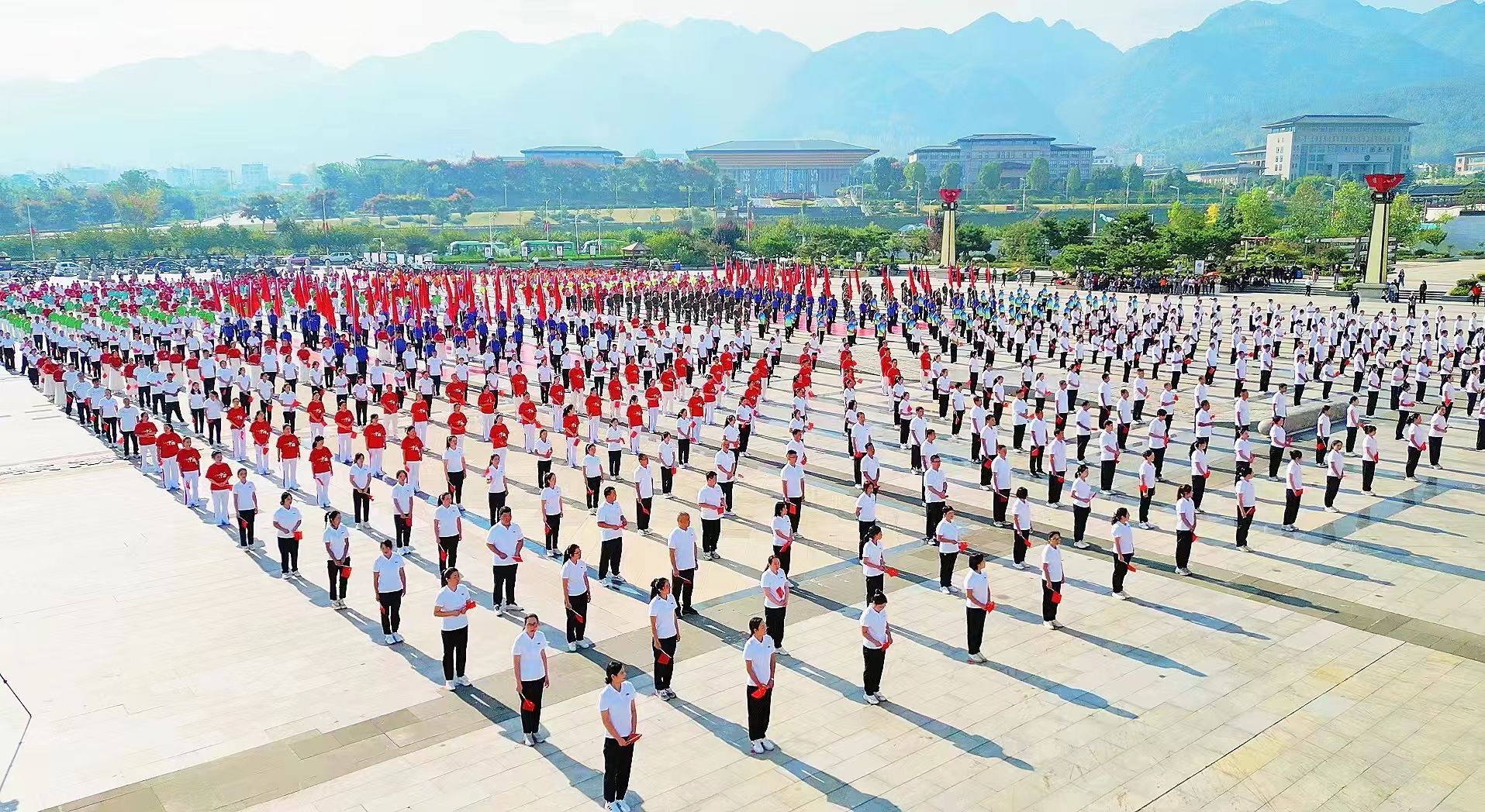 十堰房县：百场万人唱红歌跳广场舞展演启动