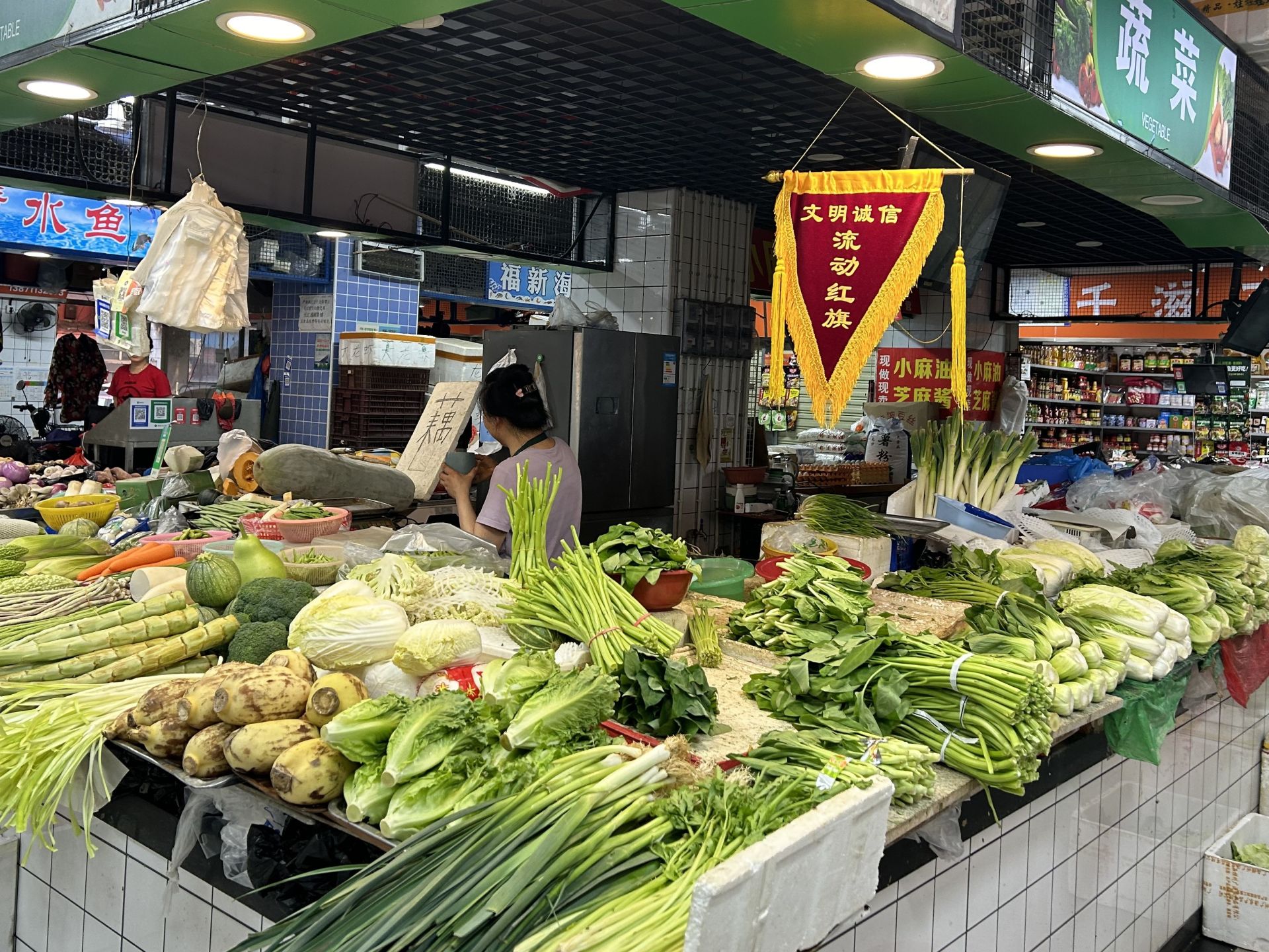 供应量逐步加大，“一元菜”重现武汉菜场