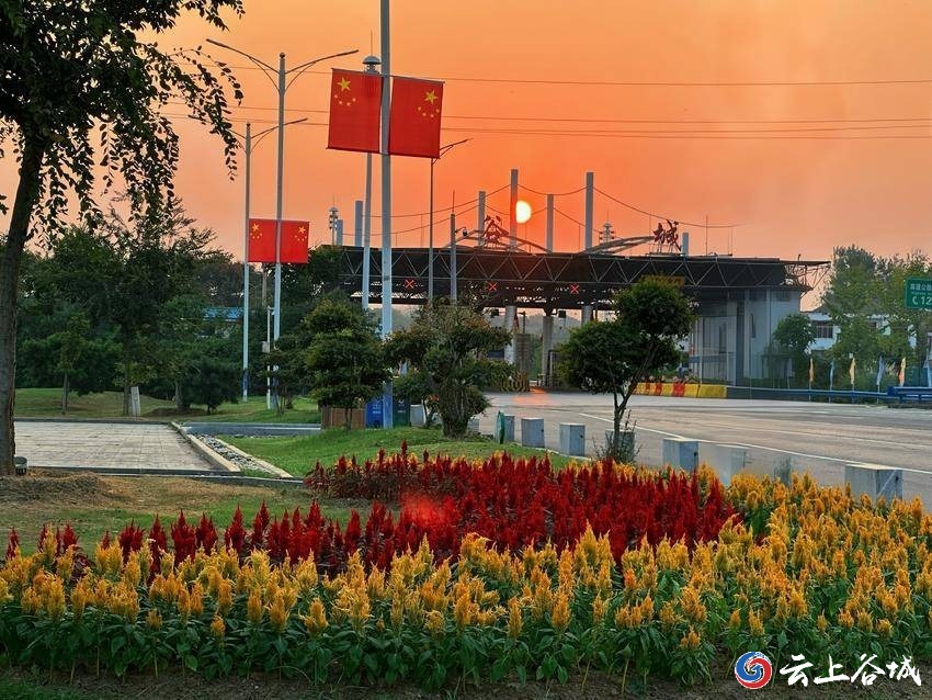 湖北谷城：挂国旗摆鲜花 扮靓城市迎国庆