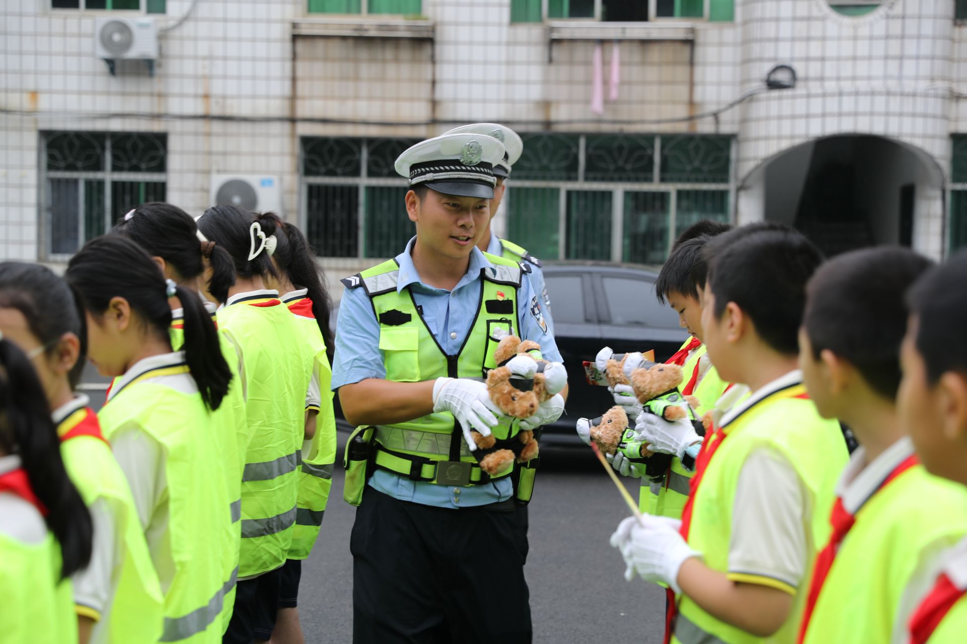 咸宁咸安：“小志愿者”上岗执勤，引领文明新风尚