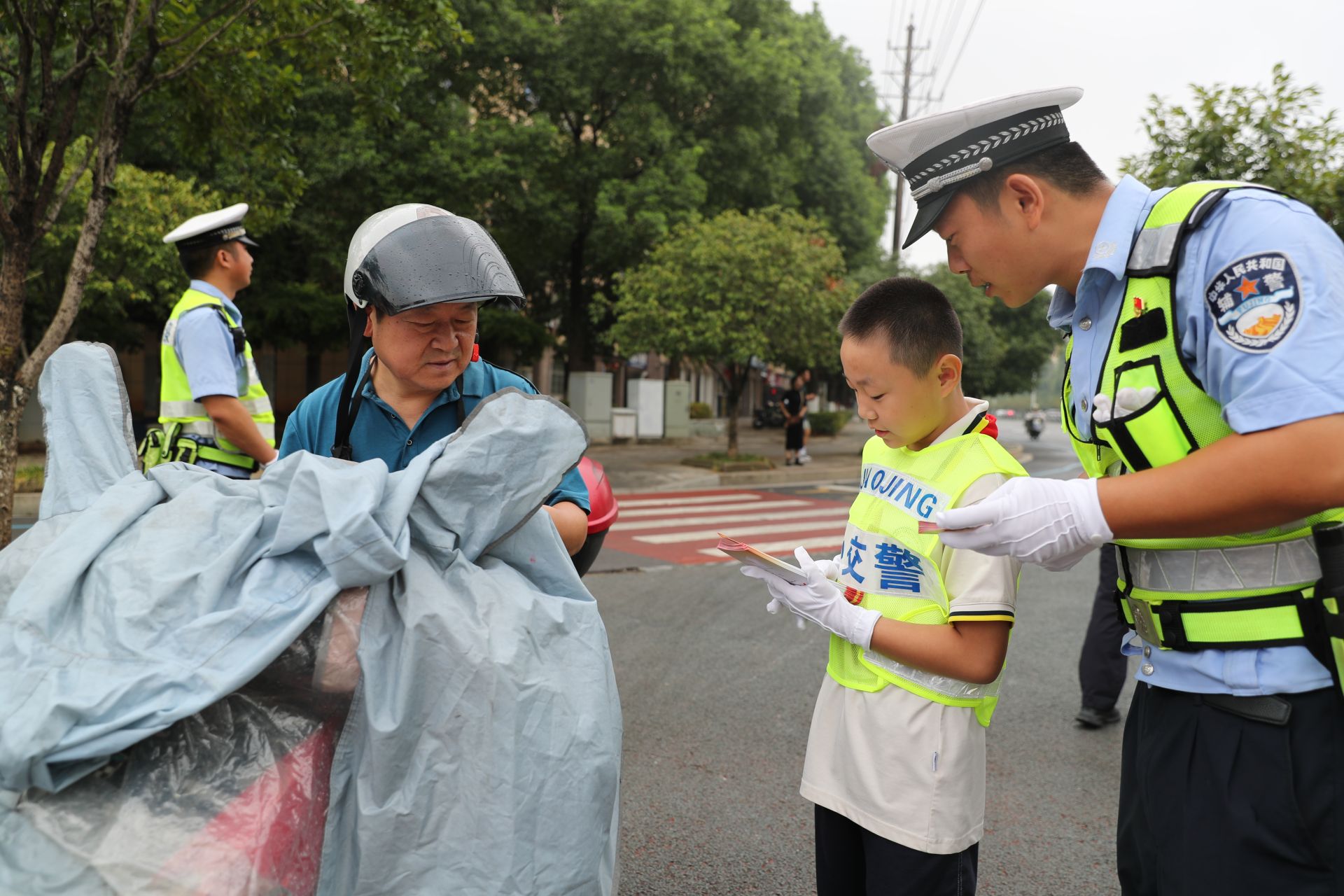 咸宁咸安：“小志愿者”上岗执勤，引领文明新风尚