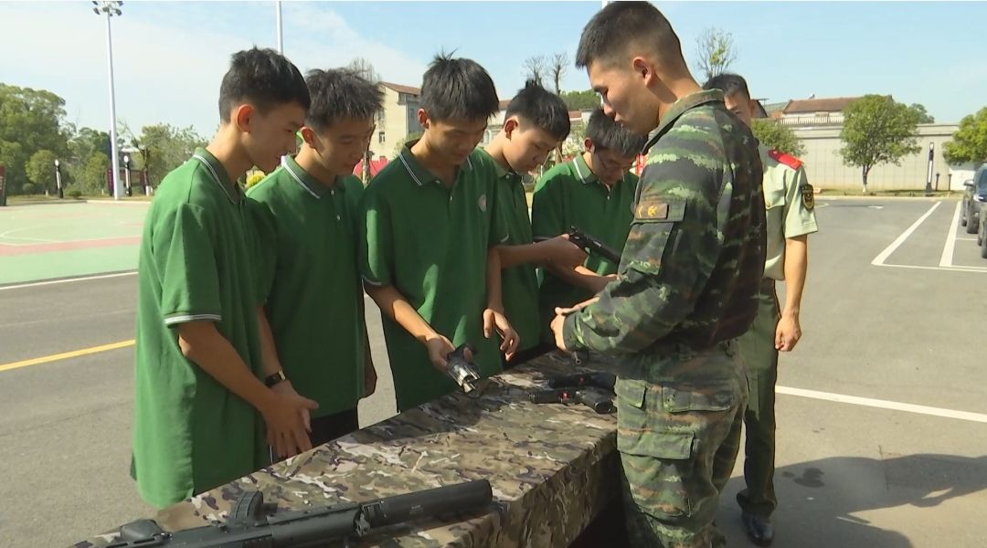 咸宁市开展青少年学生走进军营活动