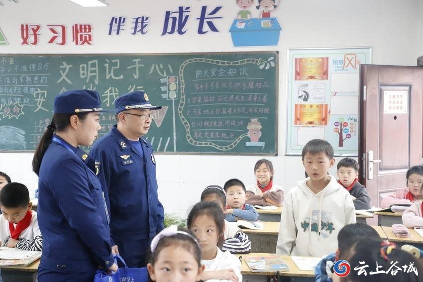 襄阳谷城：9岁小孩哥上演“教科书式”灭火，消防送奖到校啦！