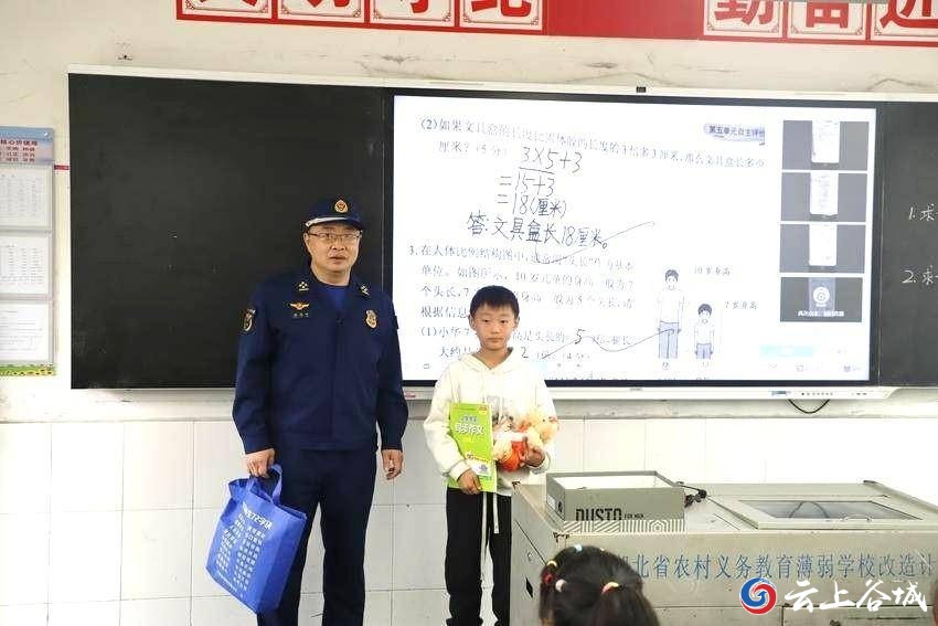 襄阳谷城：9岁小孩哥上演“教科书式”灭火，消防送奖到校啦！