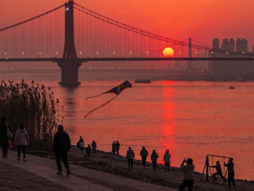 俄军S300被乌无人机摧毁后剧烈殉爆